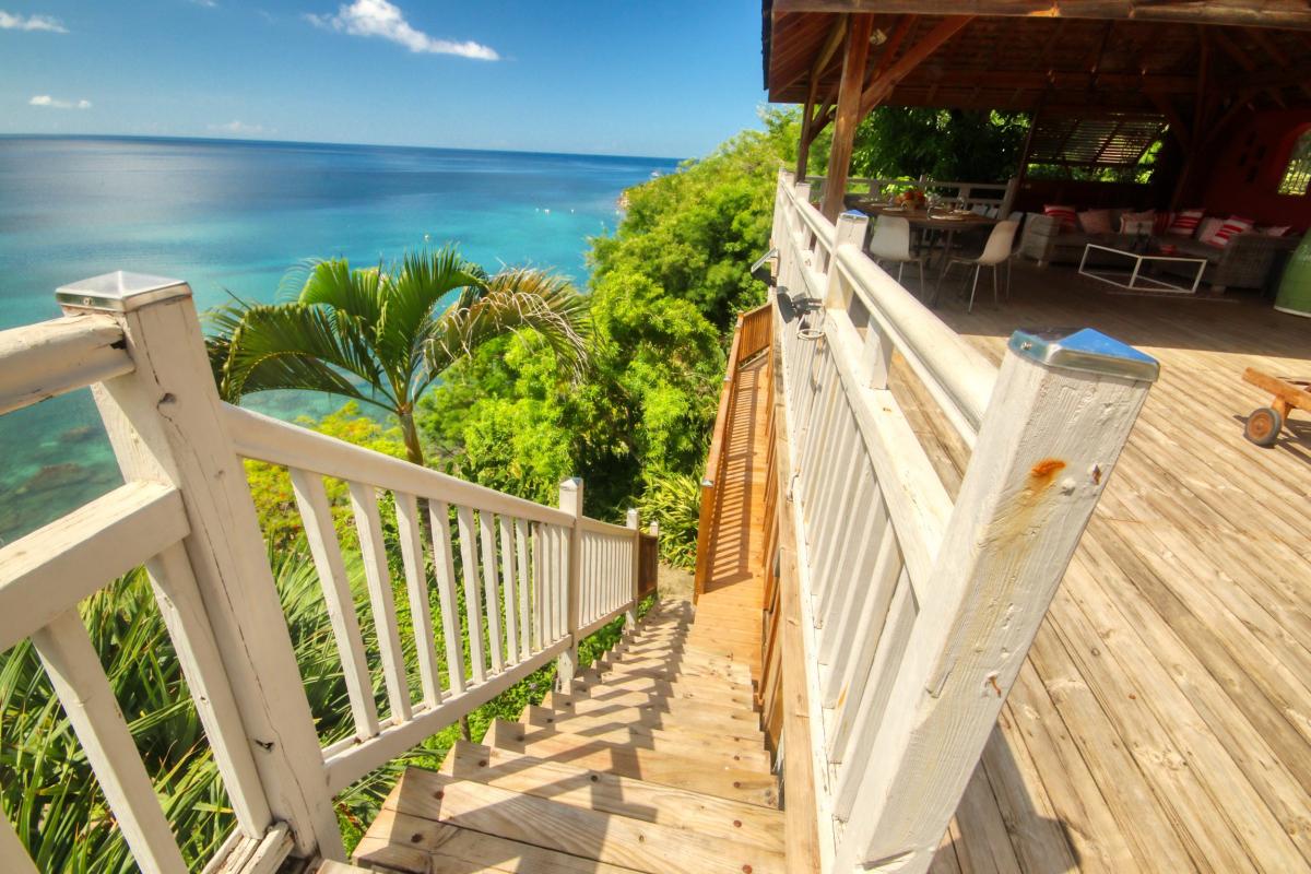 22 Location villa piscine Martinique Anses d Arlets_escalier vers chambres robinson
